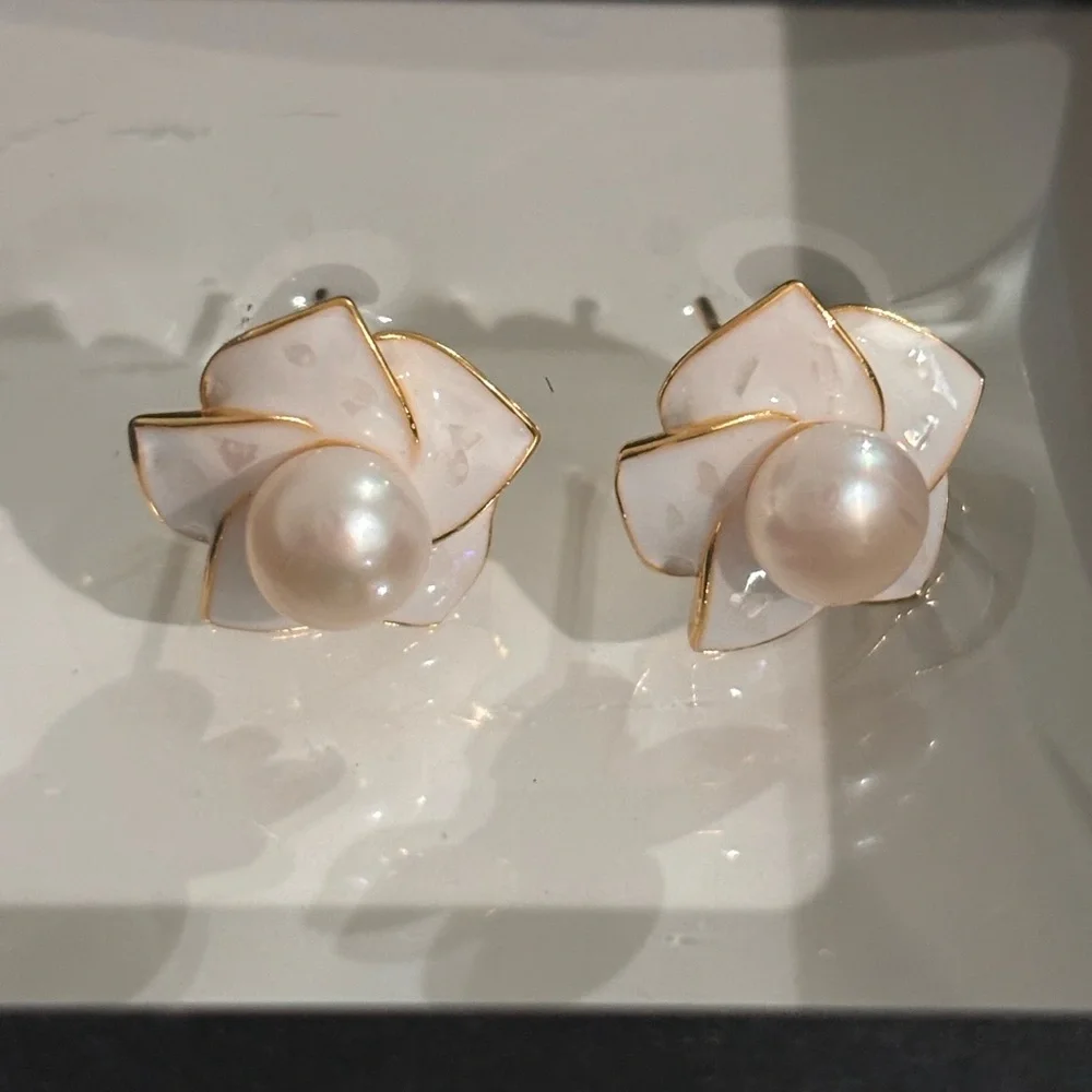 Cultured Pearl And Seashell 925 Camellia Stud Earrings - Picture 6 of 7